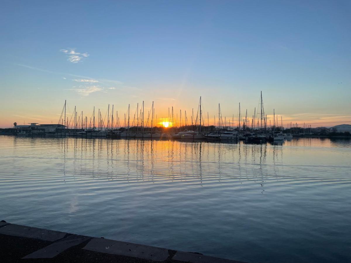 Studio - Les Pieds Dans L'Eau Agreable En Toutes Saisons 4 Couchages - Climatisation - Parking Prive - Piscine Sur Mer - Vue Magnifique Et Rare - Situation Optimum - Les Argonautes - Ile Des Pecheurs - Cap D'Agde Luaran gambar