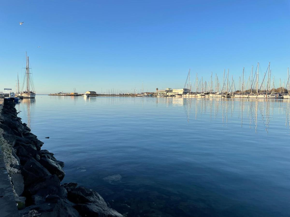 Studio - Les Pieds Dans L'Eau Agreable En Toutes Saisons 4 Couchages - Climatisation - Parking Prive - Piscine Sur Mer - Vue Magnifique Et Rare - Situation Optimum - Les Argonautes - Ile Des Pecheurs - Cap D'Agde Luaran gambar